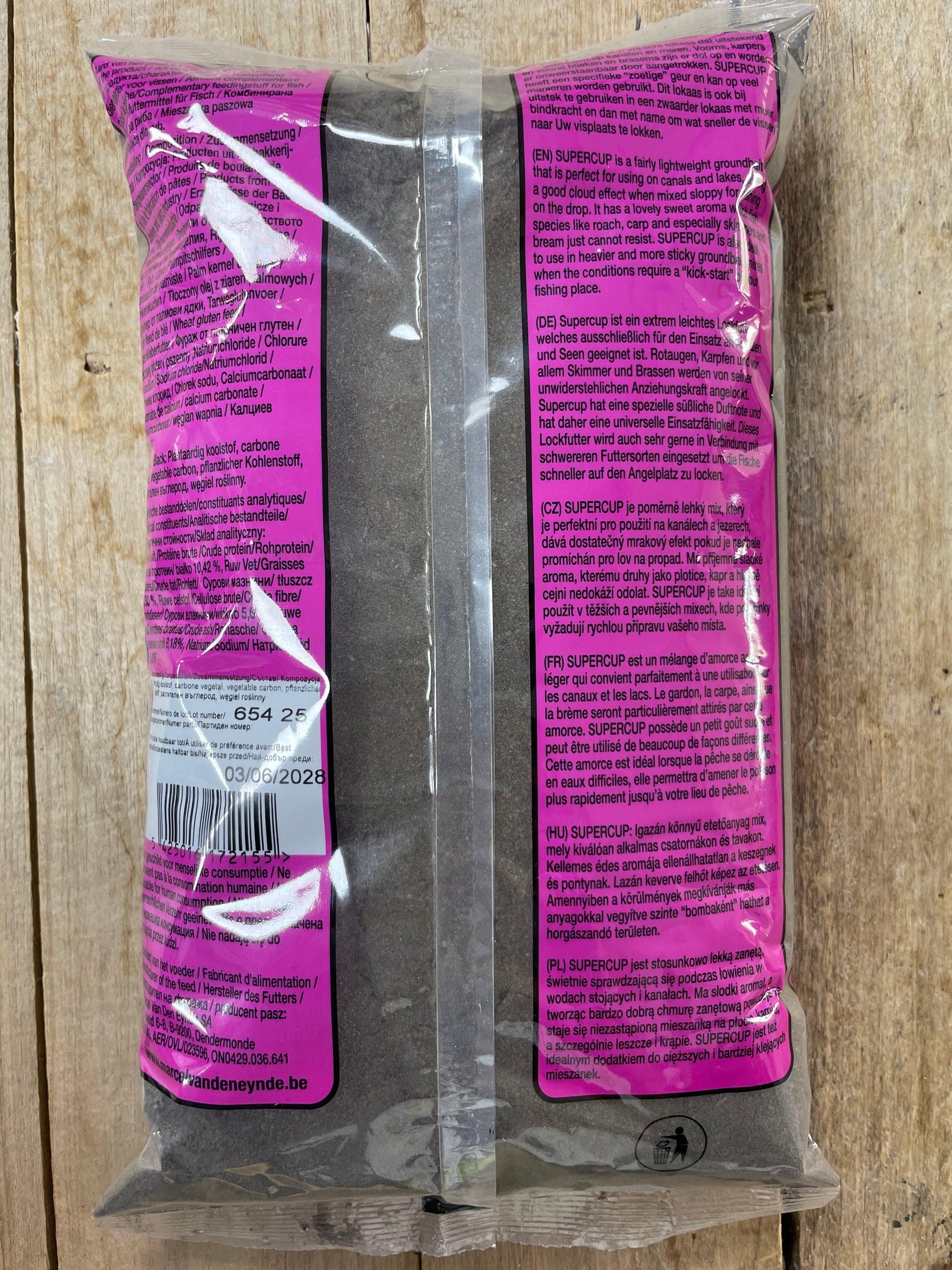 Rear view of Van Den Eynde Supercup Black groundbait packaging with ingredient details and usage instructions